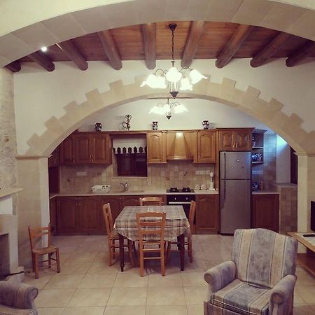 Corner Cottage Lania Екстериор снимка